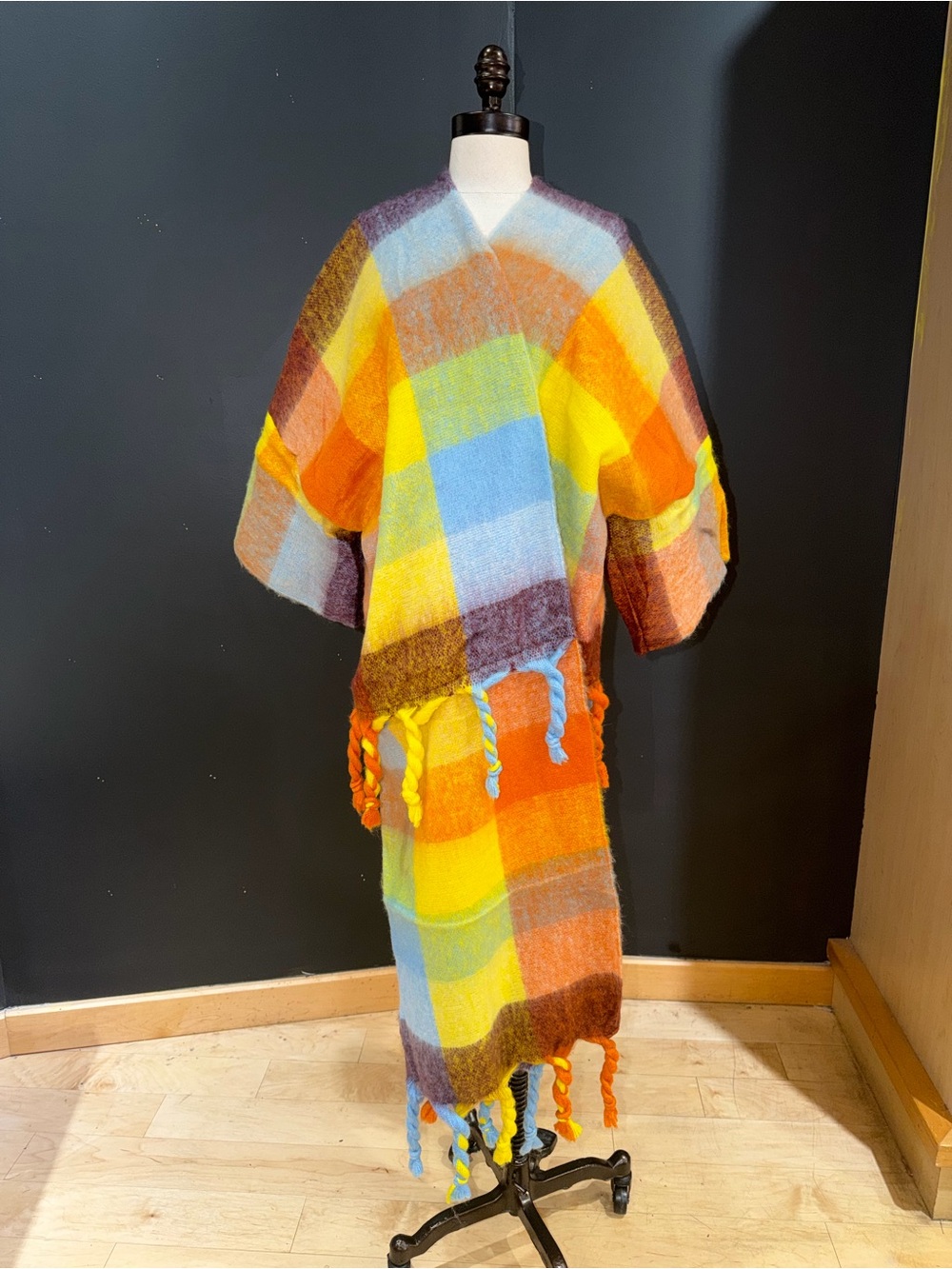 Cozy Multicolor Plaid Throw with Tassels (duster)